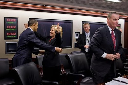 [Obama Clinton hug[4].jpg]