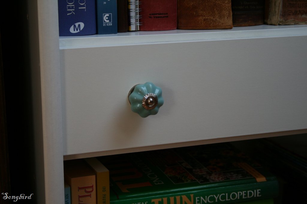 [Closeupdrawerknob2.jpg]