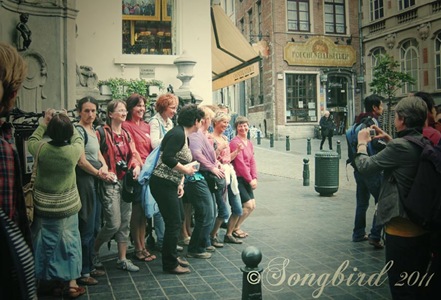 [Brussels Tourists at Manneke Pis[11].jpg]