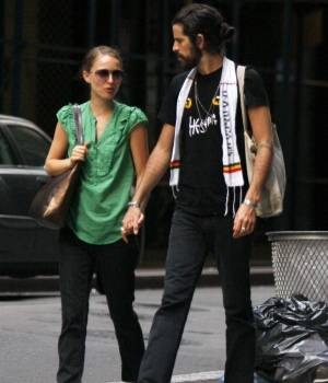 [natalie-portman-y-devendra-banhart300x350[3].jpg]