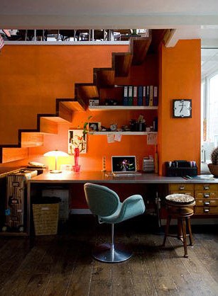 [Better Living Through Design, Orange arbetsrum under trappa.jpg]