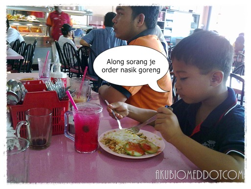 Along menikmati nasi goreng