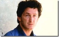 Sean Penn szörfre száll