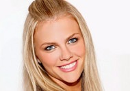 [Brooklyn Decker a Battleship fedélzetén[3].jpg]