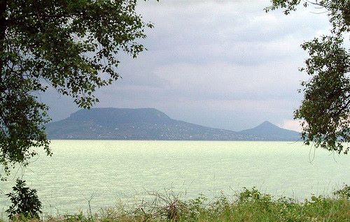 Если отправитесь вглубь северного берега озера, можете осмотреть замки Сиглигет и Шумег