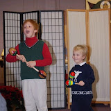 Pietro e Timothy cantare "Jingle Bells" e "Ci auguriamo un Buon Natale" con maracas
