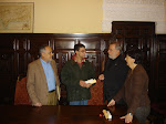 El primer teniente de alcalde y delegado de Relaciones Institucionales, Antonio Rodrigo Torrijos, entrega antes del comienzo del pleno municipal una placa y un diploma de reconocimiento a dos ciudadanos que acuden a todos los debates plenarios. 19-03-2010