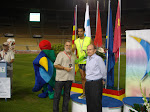 Entrega de premios a Daniel Lahaba, segundo clasificado en categoría masculina