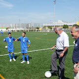 Antonio Rodrigo Torrijos y José Manuel García comprobaron de primera mano la calidad del nuevo campo de césped artificial “La Ranilla”.