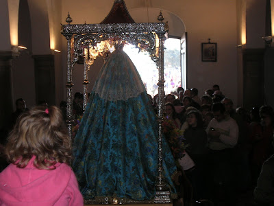 Las imagen de la Virgen de espaldas en el interior del santuario en una de las romerías. Foto: Pozoblanco News, las noticias y la actualidad de Pozoblanco (Córdoba)* www.pozoblanconews.blogspot.com