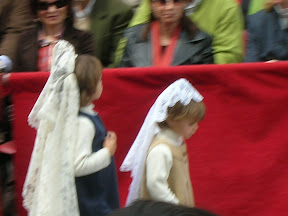 Unas pequeñas nazarenas en la procesión del Resucitado del 2007. Foto: Pozoblanco News, las noticias y la actualidad de Pozoblanco (Córdoba)* www.pozoblanconews.blogspot.com