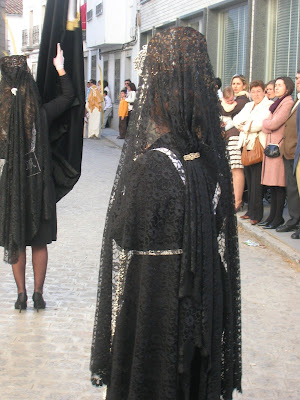 Nazarena de la Cofradía Salesiana del Santísimo Cristo del Perdón y Ntra.Sra. de la Amargura de Pozoblanco, vista por detrás para apreciar la mantilla. Foto: Pozoblanco News, las noticias y la actualidad de Pozoblanco * www.pozoblanconews.blogspot.com