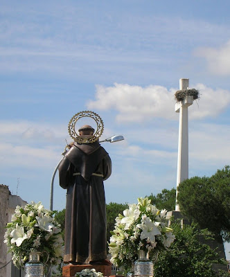 La imagen del santo a su paso por la Cruz de la Unidad. Foto: Pozoblanco News, las noticias y la actualidad de Pozoblanco (Córdoba)* www.pozoblanconews.blogspot.com