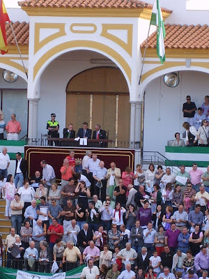 La presidencia otorgando trofeos a El Juli. Foto: Pozoblanco News, las noticias y la actualidad de Pozoblanco (Córdoba)* www.pozoblanconews.blogspot.com