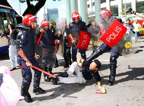 [jeffooi02-police-brutality[3].jpg]