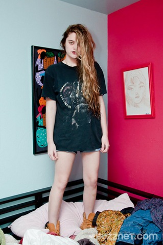 [sky-ferreira-shows-buzznet-rock--large-msg-12713529708[2].jpg]