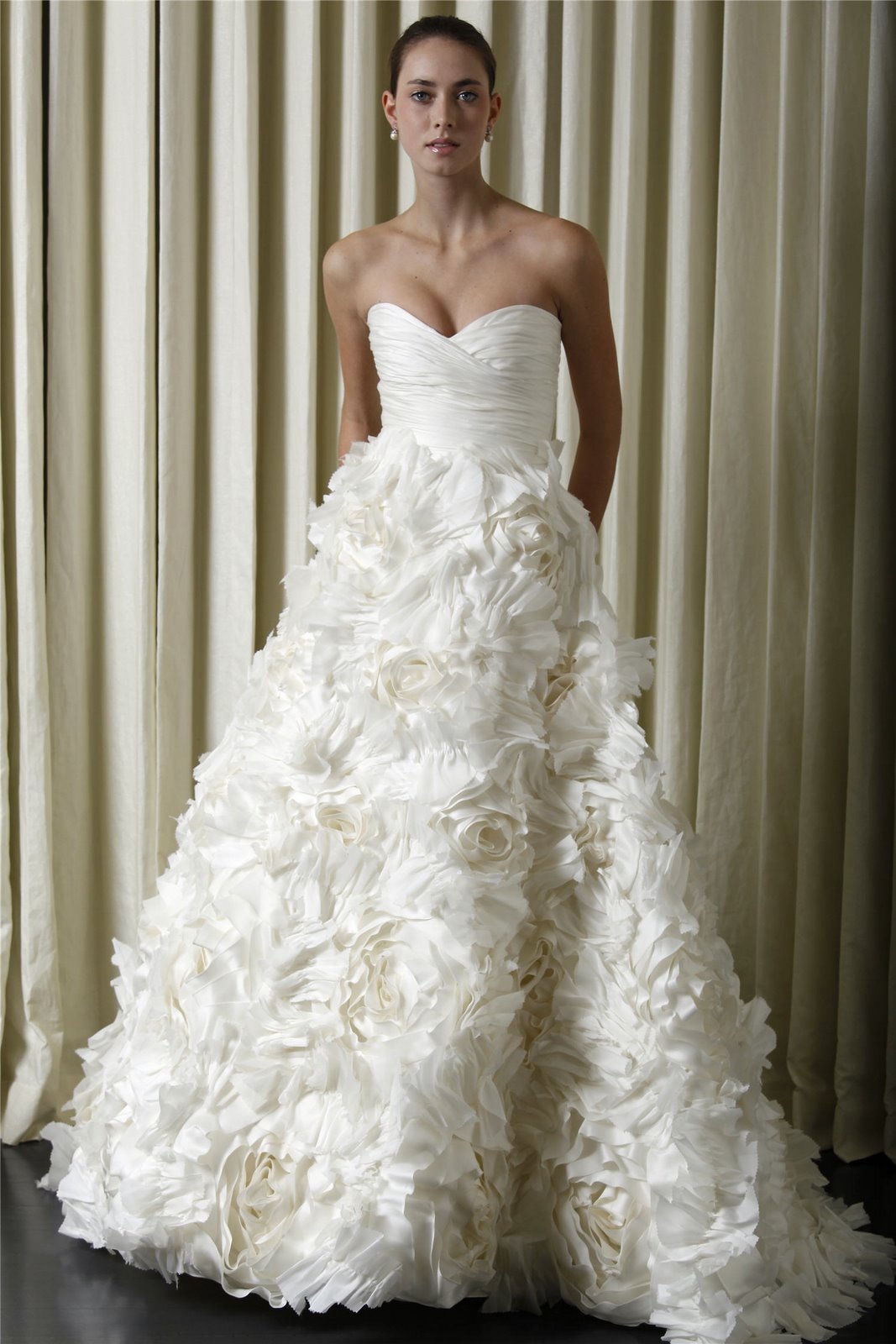 [Monique_Lhuillier_Spring_2010_Bridal_Images_133[3].jpg]