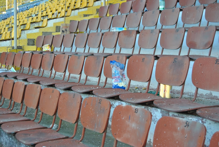 Stadionul Municipal, între glorie şi cocina de porci. mizeriestadion3 Stadionul Municipal, între glorie şi cocina de porci.