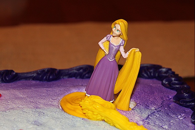 [Sophie 5 Rapunzel on cake[4].jpg]