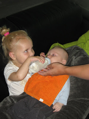  Merel geeft de fles