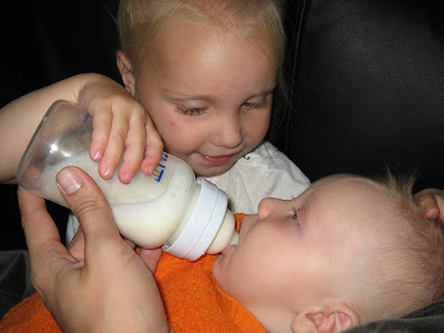  Merel geeft de fles