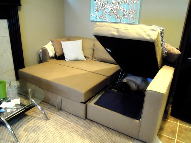[20100912 new couch (6) edit[5].jpg]