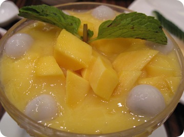 Fresh Mango with glutinous rice balls in extra mango juice 