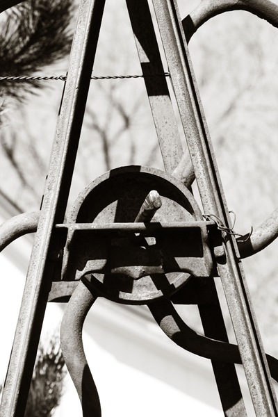 Monochrome-Monday-pump-thingy Monochrome-Monday-pump-thingy