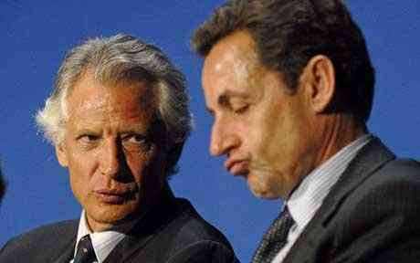 Dominique de Villepin (l) and Nicolas Sarkozy were rivals to attain Jacques Chirac in 2004