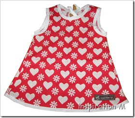 rödhjärtablommaklänning