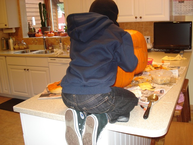 [Carving pumpkins Halloween 2010 030[3].jpg]
