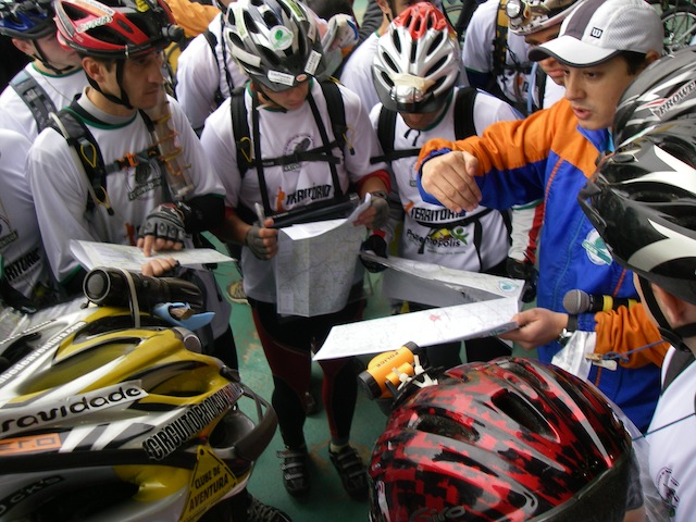Julio Camargo dando as últimas instruções para os capitães de equipe na Corrida de Aventura em Prudentópolis 2009