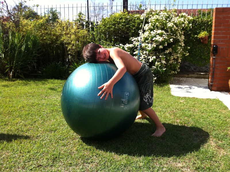 Natan e sua Bola de Pilates