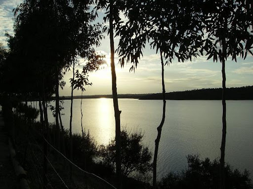 Atardecer en el embalse de Alqueva, sobre el r�o Guadiana, desde el embracadero de Cheles (Badajoz). El aprovechamiento de los tramos fronterizos del r�o Guadiana corresponden a Portugal (Convenio de 1968), en virtud del cual se construy� este embalse, que es uno de los m�s grandes de Europa
