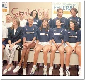 Juntas, Hortência (canto inferior esquerdo) e Alessandra (canto superior direito) foram campeãs mundiais-1994 e vice olímpicas-1996 - Acervo/Gazeta Press