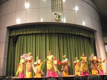 [Dance by students from Tengku Kursiah College 02[4].jpg]
