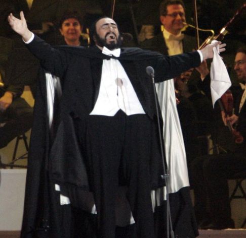 LUCIANO PAVAROTTI singing aria