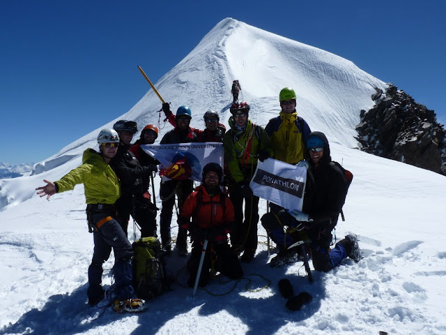 L'équipe de neuf sous le sommet du Mont Blanc