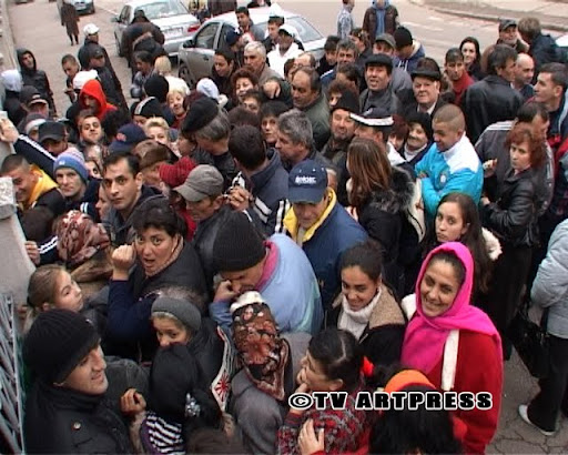 Votantii de etnie rroma s-au calcat in picioare pentru a vota in secțiile din incinta Colegiului Constantin Cantacuzino, mun. Târgoviște Votantii de etnie rroma s-au calcat in picioare pentru a vota in secțiile din incinta Colegiului Constantin Cantacuzino, mun. Târgoviște