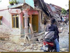 roboh-karena-gempa-dalam