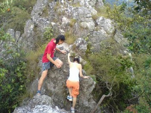 Mochileras escalando una montañita