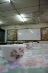 再摆好茶杯。。