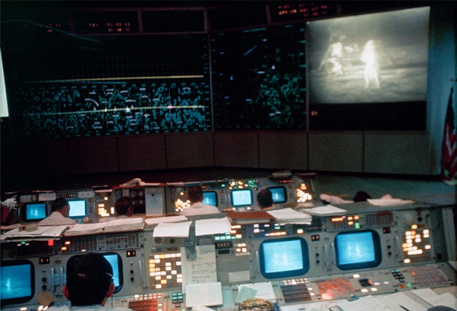 [Interior view of the Mission Operations Control Room (MOCR) in the Mission Control Center (MCC),[4].jpg]
