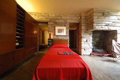 Interior de la casa de la cascada, de Frank Lloyd Wright masterbedroom Interior de la casa de la cascada, de Frank Lloyd Wright