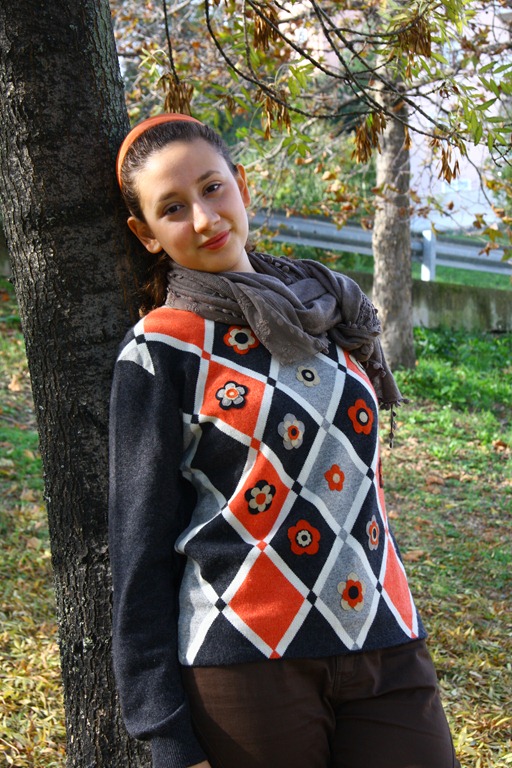 [Maglione con fiori di feltro-7.jpg]