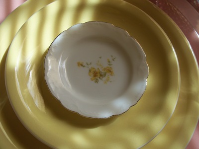 [pinkandyellowtable0192.jpg]