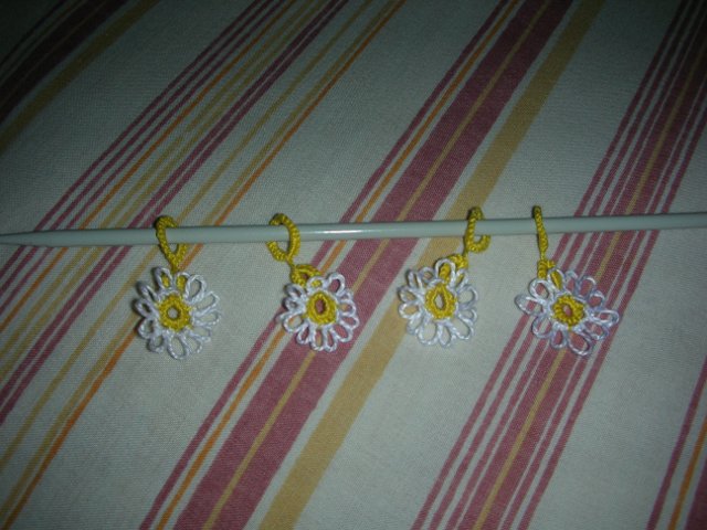 Daisy stitch markers