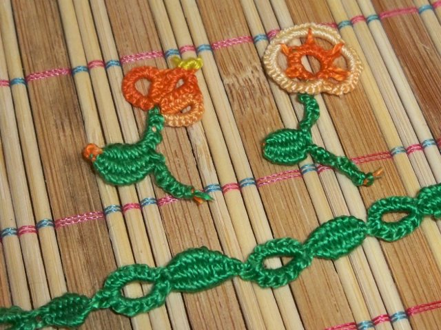 Detalle de las florcitas con hojas cluny colgantes