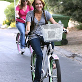 Miley andando de bicicleta por Sharkeys no dia 26 de agosto