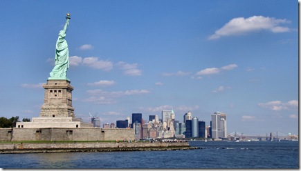 Liberty-statue-with-manhattan